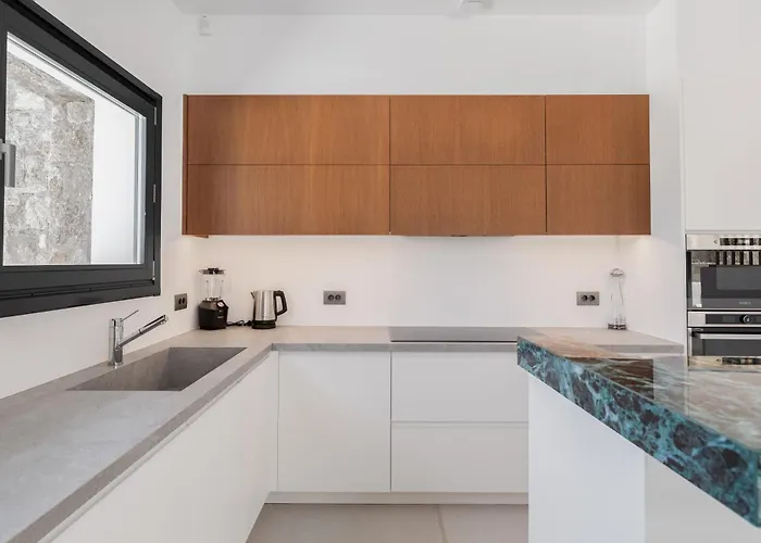 Willa Martinez Luxury Escape *