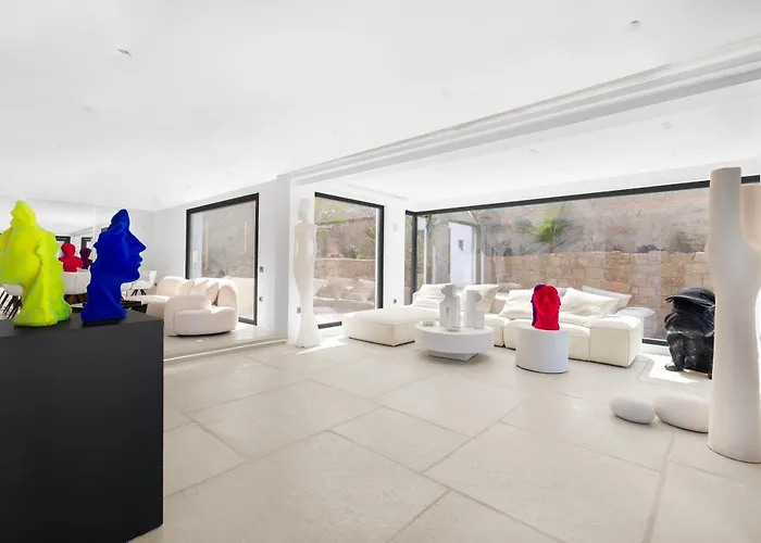 Willa Martinez Luxury Escape